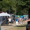 Zahlreiche Menschen besuchen am Samstag (20.07.24) das Umsonst-und-Draußen-Festival in Karlstadt. Auf dem idyllischen Platz am Saupurzel über der Stadt spielen mehrere Bands unterschiedlicher Genres auf zwei Bühnen.