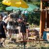 Zahlreiche Menschen besuchen am Samstag (20.07.24) das Umsonst-und-Draußen-Festival in Karlstadt. Auf dem idyllischen Platz am Saupurzel über der Stadt spielen mehrere Bands unterschiedlicher Genres auf zwei Bühnen.