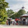 Zahlreiche Menschen besuchen am Samstag (20.07.24) das Umsonst-und-Draußen-Festival in Karlstadt. Auf dem idyllischen Platz am Saupurzel über der Stadt spielen mehrere Bands unterschiedlicher Genres auf zwei Bühnen.