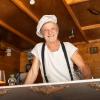 Zahlreiche Menschen besuchen am Samstag (20.07.24) das Umsonst-und-Draußen-Festival in Karlstadt. Auf dem idyllischen Platz am Saupurzel über der Stadt spielen mehrere Bands unterschiedlicher Genres auf zwei Bühnen.