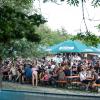 Zahlreiche Menschen besuchen am Samstag (20.07.24) das Umsonst-und-Draußen-Festival in Karlstadt. Auf dem idyllischen Platz am Saupurzel über der Stadt spielen mehrere Bands unterschiedlicher Genres auf zwei Bühnen.