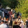 Zahlreiche Menschen besuchen am Samstag (20.07.24) das Umsonst-und-Draußen-Festival in Karlstadt. Auf dem idyllischen Platz am Saupurzel über der Stadt spielen mehrere Bands unterschiedlicher Genres auf zwei Bühnen.
