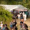 Zahlreiche Menschen besuchen am Samstag (20.07.24) das Umsonst-und-Draußen-Festival in Karlstadt. Auf dem idyllischen Platz am Saupurzel über der Stadt spielen mehrere Bands unterschiedlicher Genres auf zwei Bühnen.