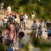 Zahlreiche Menschen besuchen am Samstag (20.07.24) das Umsonst-und-Draußen-Festival in Karlstadt. Auf dem idyllischen Platz am Saupurzel über der Stadt spielen mehrere Bands unterschiedlicher Genres auf zwei Bühnen.