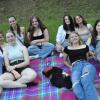 Diese Mädels machten es sich beim Seefest bequem.