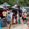 Zahlreiche Menschen besuchen am Samstag (20.07.24) das Umsonst-und-Draußen-Festival in Karlstadt. Auf dem idyllischen Platz am Saupurzel über der Stadt spielen mehrere Bands unterschiedlicher Genres auf zwei Bühnen.