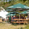 Zahlreiche Menschen besuchen am Samstag (20.07.24) das Umsonst-und-Draußen-Festival in Karlstadt. Auf dem idyllischen Platz am Saupurzel über der Stadt spielen mehrere Bands unterschiedlicher Genres auf zwei Bühnen.