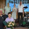 Otmar Pfrang und Marliese Heilmann wurden für ihre langjährigen Tätigkeiten geehrt. Hinten auf dem Bild sind von links Festleiter Martin Fischer, Weinprinzessin Emily Schärf und 2. Bürgermeister Manfred Barth.