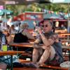 Zahlreiche Menschen besuchen am Samstag (20.07.24) das Umsonst-und-Draußen-Festival in Karlstadt. Auf dem idyllischen Platz am Saupurzel über der Stadt spielen mehrere Bands unterschiedlicher Genres auf zwei Bühnen.