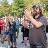 Zahlreiche Menschen besuchen am Samstag (20.07.24) das Umsonst-und-Draußen-Festival in Karlstadt. Auf dem idyllischen Platz am Saupurzel über der Stadt spielen mehrere Bands unterschiedlicher Genres auf zwei Bühnen.