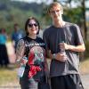 Zahlreiche Menschen besuchen am Samstag (20.07.24) das Umsonst-und-Draußen-Festival in Karlstadt. Auf dem idyllischen Platz am Saupurzel über der Stadt spielen mehrere Bands unterschiedlicher Genres auf zwei Bühnen.