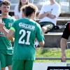 Alban Peci (Zweiter von links) erzielte das 1:0 für den TSV Großbardorf und lässt sich von seinen Mitspielern feiern. Luca Atzori (rechts, TSV Aubstadt II) hatte an der Szene keine Freude.
