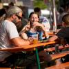 Zahlreiche Menschen besuchen am Samstag (20.07.24) das Umsonst-und-Draußen-Festival in Karlstadt. Auf dem idyllischen Platz am Saupurzel über der Stadt spielen mehrere Bands unterschiedlicher Genres auf zwei Bühnen.