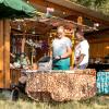 Zahlreiche Menschen besuchen am Samstag (20.07.24) das Umsonst-und-Draußen-Festival in Karlstadt. Auf dem idyllischen Platz am Saupurzel über der Stadt spielen mehrere Bands unterschiedlicher Genres auf zwei Bühnen.