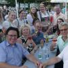 Weinprinzessin Marla I. (links) begrüßte mit ihren Kolleginnen aus dem Kitzinger Hofstaat Gäste, die sich die Mainstockheimer Weine munden ließen.