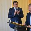 Höchbergs Bürgermeister Alexander Knahn applaudiert dem neuen Bürgermeister aus der italienischen Partnergemeinde Bastia Umbra anlässlich der erneuten Unterzeichnung des Pertnerschaftsvertrages anlässlich des 35-jährigen Jubiläums der Städtepartnerschaft.