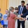 Von Kindern der Ernst-Keil-Schule bekam der italienische Bürgermeister Erigo Pecci (rechts) anlässlich der 35-jährigen Städtepartnerschaft von Höchberg und Bastia Umbra überreicht, die er an Schüler in seiner Stadt weitergeben soll. Höchbergs Bürgermeister Alexander Knahn hatte im Frühjahr ähnliche Briefe aus Bastia Umbra an die Höchberger Schule mitgebracht. Von Kindern der Ernst-Keil-Schule bekam der italienische Bürgermeister Erigo Pecci (rechts) anlässlich der 35-jährigen Städtepartnerschaft von Höchberg und Bastia Umbra überreicht, die er an Schüler in seiner Stadt weitergeben soll. Höchbergs Bürgermeister Alexander Knahn hatte im Frühjahr ähnliche Briefe aus Bastia Umbra an die Höchberger Schule mitgebracht.
