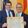 Höchbergs Bürgermeister Alexander (links) und sein italienischer Kollege Erigo Pecci präsentieren stolz die neu unterschriebene Partnerschaftsurkunde der Gemeinden Höchberg und Bastia Umbra. Höchbergs Bürgermeister Alexander (links) und sein italienischer Kollege Erigo Pecci präsentieren stolz die neu unterschriebene Partnerschaftsurkunde der Gemeinden Höchberg und Bastia Umbra.