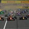 Lando Norris (m.) verteidigt seine Pole gegen Teamkollege Oscar Piastri (l.)