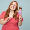 Barbie gibt es nun auch mit einer Sehbehinderung - hier zu sehen mit Lucy Edwards, einer blinden Rundfunksprecherin und Behindertenaktivistin.