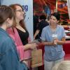 Zahlreiche Schülerinnen und Schüler besuchen am Montag (22.07.24) das Karriere-Event „AzubiXperience“ in der Extreme Bowling Arena in Schweinfurt.
