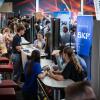 Zahlreiche Schülerinnen und Schüler besuchen am Montag (22.07.24) das Karriere-Event „AzubiXperience“ in der Extreme Bowling Arena in Schweinfurt.