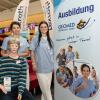 Zahlreiche Schülerinnen und Schüler besuchen am Montag (22.07.24) das Karriere-Event „AzubiXperience“ in der Extreme Bowling Arena in Schweinfurt.