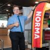 Zahlreiche Schülerinnen und Schüler besuchen am Montag (22.07.24) das Karriere-Event „AzubiXperience“ in der Extreme Bowling Arena in Schweinfurt.