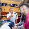 Zahlreiche Schülerinnen und Schüler besuchen am Montag (22.07.24) das Karriere-Event „AzubiXperience“ in der Extreme Bowling Arena in Schweinfurt.