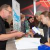 Zahlreiche Schülerinnen und Schüler besuchen am Montag (22.07.24) das Karriere-Event „AzubiXperience“ in der Extreme Bowling Arena in Schweinfurt.