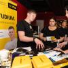 Zahlreiche Schülerinnen und Schüler besuchen am Montag (22.07.24) das Karriere-Event „AzubiXperience“ in der Extreme Bowling Arena in Schweinfurt.