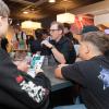 Zahlreiche Schülerinnen und Schüler besuchen am Montag (22.07.24) das Karriere-Event „AzubiXperience“ in der Extreme Bowling Arena in Schweinfurt.