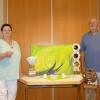 Monika Jäger (Zweite von links) bei ihrer letzten Kunstausstellung im Stettener Pfarrheim. Mit dabei waren Bürgermeister Michael Hombach, Weinprinzessin Lena Heßdörfer und Friedbert Kühl.