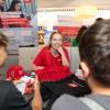 Zahlreiche Schülerinnen und Schüler besuchen am Montag (22.07.24) das Karriere-Event „AzubiXperience“ in der Extreme Bowling Arena in Schweinfurt.