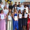 Die Abschlussklasse der Mittelschule Sennfeld mit Klassenlehrer/in Alexander Weid, Andrea Böhm und Rektorin Julia Venohr.