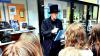 Ralph Köberlein vor seinen Ausstellungsfenster mit der Klasse 5a.