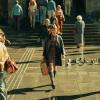 Die ehemalige DDR-Auftragskillerin Kleo sucht in der gleichnamigen Netflix-Serie einen Koffer.