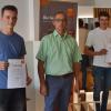 Die Preisträger der "Guten Form" mit den Gesellenstücken (von links): Lorenz Kantner, (Platz zwei) der seine Ausbildung in der Schreinerei Volker Sperl in Oberelsbach absolvierte. Neben ihm Obermeister Michael Werner. Platz eins ging an Markus Weisenseel. Er lernte bei der Schreinerei Bernd Weisenseel in Ostheim. Glückwünsche gab es von Bernd Küchler von der Jury.