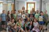 Die Grundschüler mit Kundenberaterin Annette Hartel und Lehrerin Vanessa Richter.