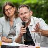 Der Organisator des ersten Biergarten-Talks, Frank Helmerich von den Freien Wählern, will den Bürgern den Arbeitsalltag eines Politikers näherbringen. Manuela Rottmann (Grüne, links) stand den Bürgern Rede und Antwort.