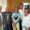 Von links: Dieter Daus (Geschäftsl. Beamter), Harald Hofmann (Personalrat), Erster Bürgermeister Mario Paul, Forstamtsleiter Michael Neuner verabschieden Klaus Werner (mit Urkunde) in den Ruhestand. Mit dabei Werners Frau Doris.