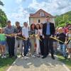 Kaum hatten die Erwachsenen um Bürgermeister Jan Marberg (Mitte) das symbolische Band durchschnitten, stürmten die Kinder den neuen Mehrgenerationenplatz in Bad Brückenau.