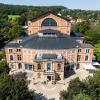 Das einzigartige Bayreuther Festspielhaus aus der Luft (Drohnenaufnahme).