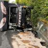 Dieses Wohnmobil ist am Mittwochnachmittag in Eltmann an einer steilen Straße ins Rollen geraten, an eine Mauer gefahren und dann umgekippt. 