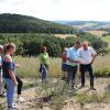 Bürgermeister Menig zeigt Landrat Eberth (Mitte) einen der Standorte der umstrittenen Sitzplätze. Rechts im Bild Vertreterinnen und Vertreter der Böttigheimer Bürgerinitiative, links der Mitarbeiterinnenstab aus dem Landratsamt sowie Simone Heim, Geschäftsführerin des Landschaftspflegeverbands Würzburg