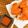 Der Trend "swicy" kombiniert süße und scharfe Geschmacksnoten, und lässt sich kreativ in Gerichten wie leckeren Chicken-Wings mit Chili-Honig oder einer Ingwer-Chili-Limonade umsetzen.