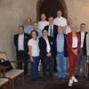Vordere Reihe (von links): Ralph Busse, MdL und BRK-Vorstandsmitglied Kerstin Celina, Elisabeth Böhm, Wolfgang Stiegler, MdL Dr. Andrea Behr, Prof. Dr. Simon Kiesel, Stadtrat Willi Dürrnagel. Mittlere Reihe (von links): Stadtrat Udo Feldinger, Dorothea Altmann, Oberbürgermeister Christian Schuchardt, Paul Justice. Hintere Reihe (von links): stellvertretender BRK-Kreisgeschäftsführer Stefan Dietz, BRK-Kreisgeschäftsführer Oliver Pilz.