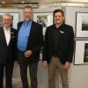 40 preisgekrönte Pressefotos des Jahres 2023 aus Bayern zeigt eine Wanderausstellung des Bayerischen Journalistenverbandes in der Karstadter Sparkassen-Filiale. Bei der Eröffnung freuten sich (von links) Bürgermeister Michael Hombach, Sparkassengebietsdirektor Peter Schmitt, Michael Busch vom Bayerischen Journalistenverband und Abteilungsleiter Kommunikation Stefan Hebig über die beeindruckenden Aufnahmen.