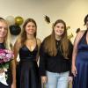 Klassensprecherin Emily Rechler (von rechts) und ihre Mitschülerinnen Fiona Bytyqi und Jalika Zeier bedanken sich bei Lena Hofmann, Klassenlehrerin der Pflegefachhelfer.
