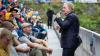 Ganz nah am Publikum: Klaus Hoffmann am Samstag vor 1200 Besuchern beim Würzburger Hafensommer. Er erhielt an diesem Abend den "Walter-von-der Vogelweide-Preis" für sein Lebenswerk.